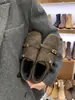 Sapatos Peludos Cinza Retrô com Aumento Interno de Altura para Mulheres, Novos Sapatos de Salto Único Estilo Outono e Inverno, Mocassins com Forro de Lã, Sapatos de Couro Quentes