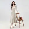 Vestido de Tricô Chic Estilo Francês Cor de Café com Decote V para Primavera e Verão Feminino, Design de Nicho de Luxo Leve, Vestido Longo Único