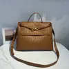 Bolsa de Couro Genuíno Extra Grande Tecida para Comércio Exterior com Laço em Oito, Fivela Dourada, Bolsa com Aba, Bolsa de Ombro Transversal Grande Capacidade para o Dia a Dia