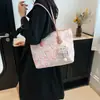 Bolso de lona con grafiti para mujer, nuevo bolso de hombro informal de 2024, combinable, de gran capacidad, para estudiantes y viajeros.