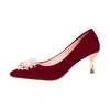 Zapatos de boda rojos para mujer, adecuados tanto para vestidos de novia chinos tradicionales como para estilos modernos, tacones de aguja de punta fina para ocasiones nupciales y de compromiso