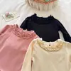 Nova Camiseta Base para Meninas Outono/Inverno 2026 Top Estiloso Infantil com Gola Alta e Babados Roupa de Outono t