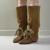 First Encounter Coleção Outono/Inverno 2026 Botas Longas Slim para Panturrilha Larga Acima do Joelho Franzidas Moda Feminina Estilo Wasteland Cadarço Salto Baixo