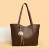 Fabricante de fuente directa para comercio exterior, ofrece dropshipping, bolsos de hombro y de mano para mujer a la moda y versátiles, bolsas tote personalizadas casuales y para el día a día