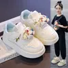 Tenis de corte bajo, nuevo estilo 2026, colección de primavera para niñas con moño, parte superior de piel, antideslizante, con cordones, zapatos casuales, para niños de talla mediana y grande