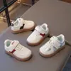Sapatos infantis para meninas estilo primavera e outono 2025 novos sapatos de lona de couro infantis sapatos esportivos brancos para crianças pequenas e médias sapatos de treino alemães para meninos