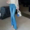 Os jeans boca de sino icônicos da Lilylik são a resposta perfeita para as proporções corporais douradas, um item padrão para as garotas vintage.