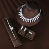 Nuevo conjunto nupcial de cuatro piezas con accesorios de boda de circonita microincrustada en cobre: conjunto de joyería de collar, aretes, pulsera, anillo