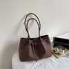 Bolsa Tote Retrô de Design Exclusivo para Mulheres, Nova Coleção Primavera 2026 Estilo Francês Bolsa de Ombro de Luxo com Pingente de Pelúcia