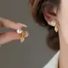 Pendientes de botón con forma de fresa incrustada con diamantes y aguja de plata para mujer, pendientes de temperamento exquisito de lujo ligero, adornos para orejas de moda simple, sensación de alta gama, venta al por mayor