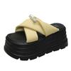 Sandalias de Plataforma Gruesa para Aumentar la Altura para Mujer 2025 Primavera Nuevo Uso Exterior Pequeñas Pantuflas Zapatos de Playa Modernos y Versátiles