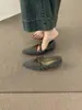 Sapatos Cinza Peludos de Luxo Francês para Roupas de Exterior Femininas Novo Estilo Outono e Inverno 2025 Sapatos de Salto Anabela Não Cansativos para o Dia a Dia