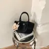 Bolsa pequena retrô de alta qualidade para mulheres, nova bolsa transversal versátil da moda de comércio exterior, bolsa de mão pequena requintada super popular para levar na mão