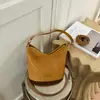 Bolso de axila tejido de patrón retro de nicho, bolso tipo cubo para mujer, nuevo bolso de hombro cruzado de gran capacidad popular de moda 2026