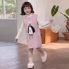 Vestido Suéter Rosa de Desenho Animado para Meninas Outono e Inverno 2026 Novo Vestido de Tricô Colete Infantil Lindo e Divertido para o Inverno