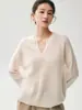 Suave e confortável para o trajeto - um suéter de tricô 100% cashmere feminino com gola redonda, apresentando um caimento solto e macio, perfeito para usar sozinho ou sobre outros suéteres