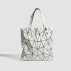 Bolsa Tote Geométrica Feminina 2025 Nova Moda Grande Capacidade Bolsa de Ombro de Mão Transfronteiriça Versátil Couro Macio Bolsa para o Dia a Dia