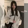 Moletom com capuz retrô branco e cinza estilo coreano para mulheres, perfeito para outono e inverno, com um visual estiloso e descontraído que faz você parecer mais jovem