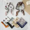 Lenço Quadrado Pequeno de Algodão e Linho Fino Fresco Respirável Feminino Macio Artístico Decorativo Lenço Pequeno Lenço de Verão Feminino Lenço Pequeno Versátil