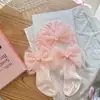 Conjunto de gorro y calcetines INS para bebé para niñas, lindo gorro de gasa con flor y lazo, gorro de protección para fontanela de recién nacido, India