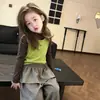 Camiseta de Manga Longa para Meninas 2026 Primavera/Outono Novo Estilo Conjunto de Duas Peças Colete Verde para Bebê Moda Infantil Tendência