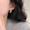 Pendientes pequeños y sencillos de perla hueca de plata s925 para mujer, pendientes sencillos y exquisitos avanzados, accesorios de moda de nicho que combinan con todo.