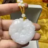 Nuevo jade blanco claro lujo ligero imitación bola de mármol blanco colgante de jade unicornio de doble cara valiente fábrica directa para transmisión en vivo