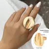 Anillo Metálico de Disco Plisado Francés Exagerado Transfronterizo Europeo y Americano, Adornos de Mano Asimétricos Simples, Joyería de Flores de Nicho