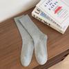 Calcetines nuevos de color liso para hombre otoño e invierno versátiles de caña media para hombre ins de moda calcetines de baloncesto de caña larga japoneses al por mayor