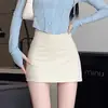 Falda corta negra para mujer 2026 nueva primavera y verano cintura alta petite hot girl abertura línea A de un paso que cubre la cadera pantalones falda