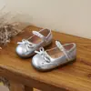 Zapatos de piel para niña, nuevos modelos de primavera y otoño, zapatos de princesa para bebé con suelas blandas, zapatos de vestir sencillos para niña, disponibles para venta al por mayor
