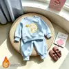 Conjunto de moletom infantil unissex para outono e inverno com forro de fleece, apresentando design de estrela e urso, blusa de manga longa e calça de moletom quente e ajustada.