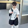 Conjunto de Verão com Manga Curta para Meninos 2026 Nova Polo Estilosa Estilo de Rua para Crianças Maiores, Roupa Leve de Verão para Meninos