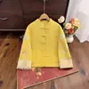 Estilo Novo de Inverno 2026 Casaco de Lã Amarelo Ganso Estilo Chinês Novo para Mulheres, Bordado de Borboleta Resistente com Botões de Estilo Chinês Tradicional