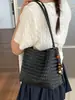 Bolsos populares para mujer de este año 2025 nuevo moderno moda retro bolso de hombro versátil para el día a día bandolera bolso tipo cubo