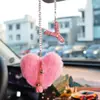 Coração de Pelúcia com Alfabeto Argila Acessórios para Interior de Carro Pingente para Mulheres, Ornamento de Pendurar Espelho Retrovisor de Carro com Strass