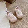 Nova coleção de outono de sapatos para bebês caminhantes para meninas, com design de bico fechado, solas macias e estampa floral, perfeitos para bebês aprendendo a andar