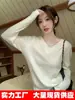 Tejido de hilo de núcleo Botones con sentido del diseño Cuello en V Tejido de punto de dos piezas falsas para mujer Otoño/Invierno Estilo perezoso Chic Suéter base