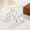 Un Pendiente de Perla Versátil con Forma de Corazón Cepillado con un Diseño de Nicho, Aspecto de Alta Gama, Estilo Vintage y Pendientes de Botón Versátiles para Mujer