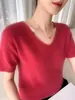 Top sin costuras de manga corta con cuello en V, una pieza versátil y elegante para otoño e invierno, diseñado para acentuar el escote