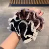 Scrunchie de Terciopelo Retro Color Café con Encaje Francés, Accesorio para el Cabello con una Pequeña Goma para el Cabello Texturizada Estilo Chanel y Elegante Adorno para la Cabeza