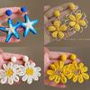 Aretes de isla hechos a mano de girasol de rafia y pasto, aretes de flores grandes exagerados de personalidad junto al mar, venta al por mayor de aretes