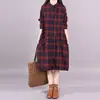 Colección de otoño 2026: nuevo vestido midi a cuadros de estilo coreano, corte holgado, con cuello, bolsillos y mangas largas, diseñado como un vestido camisero para mujer