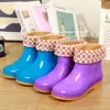 Botas de chuva femininas moda curta antiderrapante botas de chuva adulto sapatos de água ao ar livre botas de água cozinha sapatos impermeáveis sapatos de borracha de algodão quente