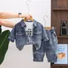 Conjunto de Roupas de Outono para Meninos 2026 Primavera e Outono Bebê Novo Infantil Estiloso Jeans Manga Longa Conjunto de Três Peças Roupas Tendência Atacado