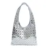Bolsa 2025 Nova Bolsa Feminina Moda Europeia e Americana Bolsa de Ombro Design de Nicho Bolinhas Rebite Bolsa de Braço de Alta Qualidade