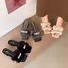 Nuevas zapatillas peludas estilo francés 2026 para mujer, aptas para usar en exteriores, versión coreana, puntera cuadrada, tacón plano, sandalias de moda con hebilla metálica para el hogar y para ir al trabajo