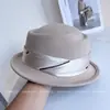 Sombrero de Copa Plano Especial de Forma Cóncava Retro de Celebridad para Mujer Otoño e Invierno Sombrero de Fieltro de Lana Australiana Cadena de Cuentas Plegada Cinta Bombín Pequeño