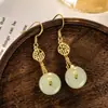 Aretes de hebilla de paz en un nuevo estilo chino, inspirados en la cultura tradicional china, con imitación de jade Hetian de alta calidad, diseñados para mujeres, delicados y adecuados para atuendos Hanfu, aretes vintage de nicho