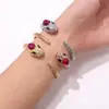 [01] Douyin con estilo europeo y americano tendencia hip hop forma de serpiente lujo total diamante completo rubí cabeza de serpiente pulsera abierta